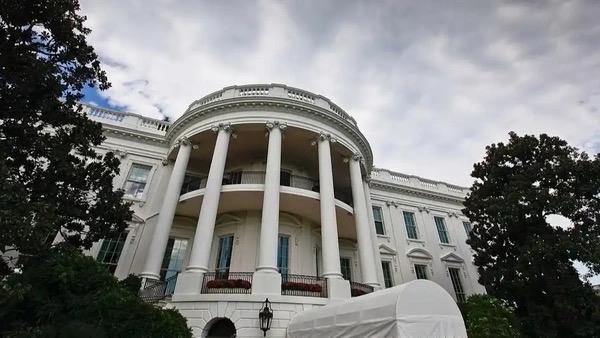 当地时间14日，美国白宫宣布15日起对部分进口半导体、制造设备及衍生品加征25%