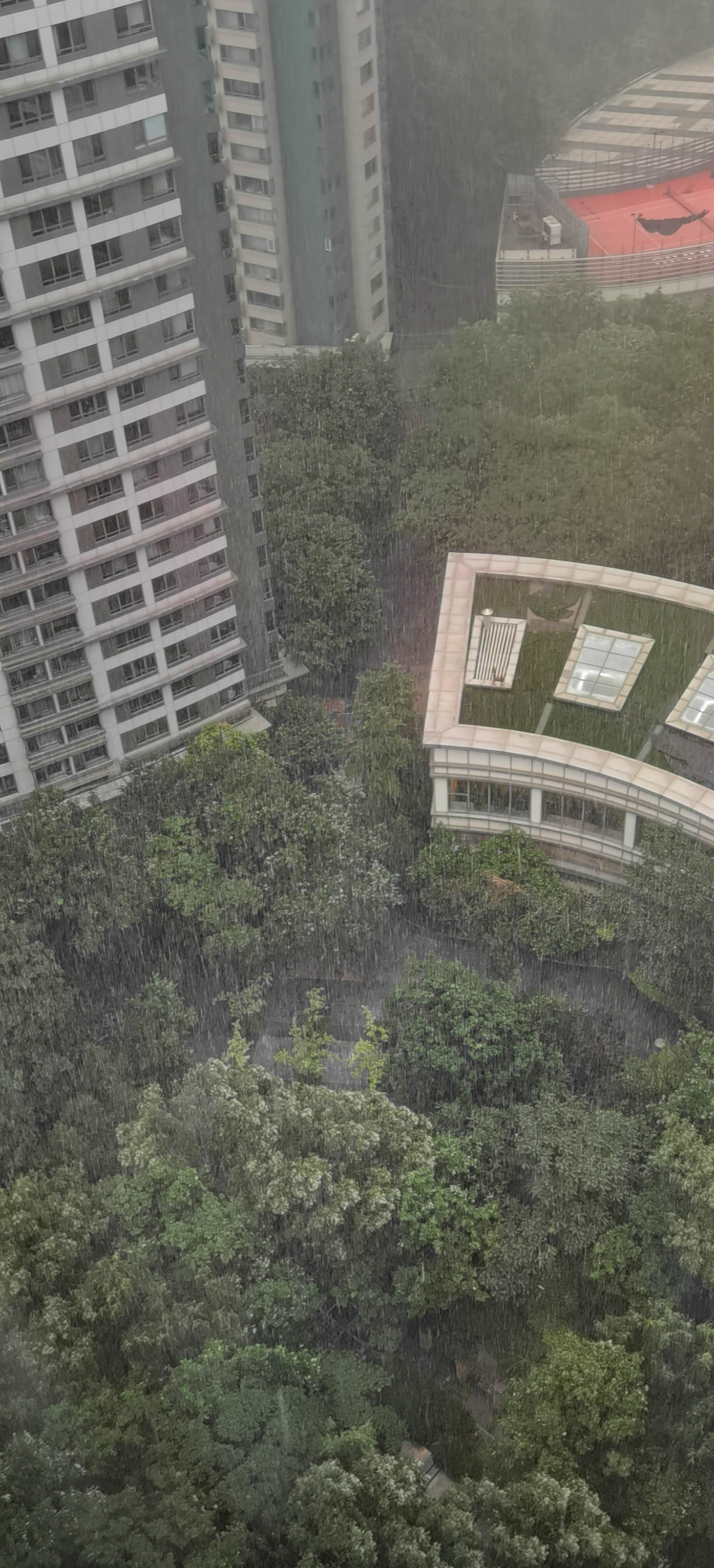 深圳机场 sorry今天北京的大暴雨！好像今天多地都出现了暴雨天气！ 