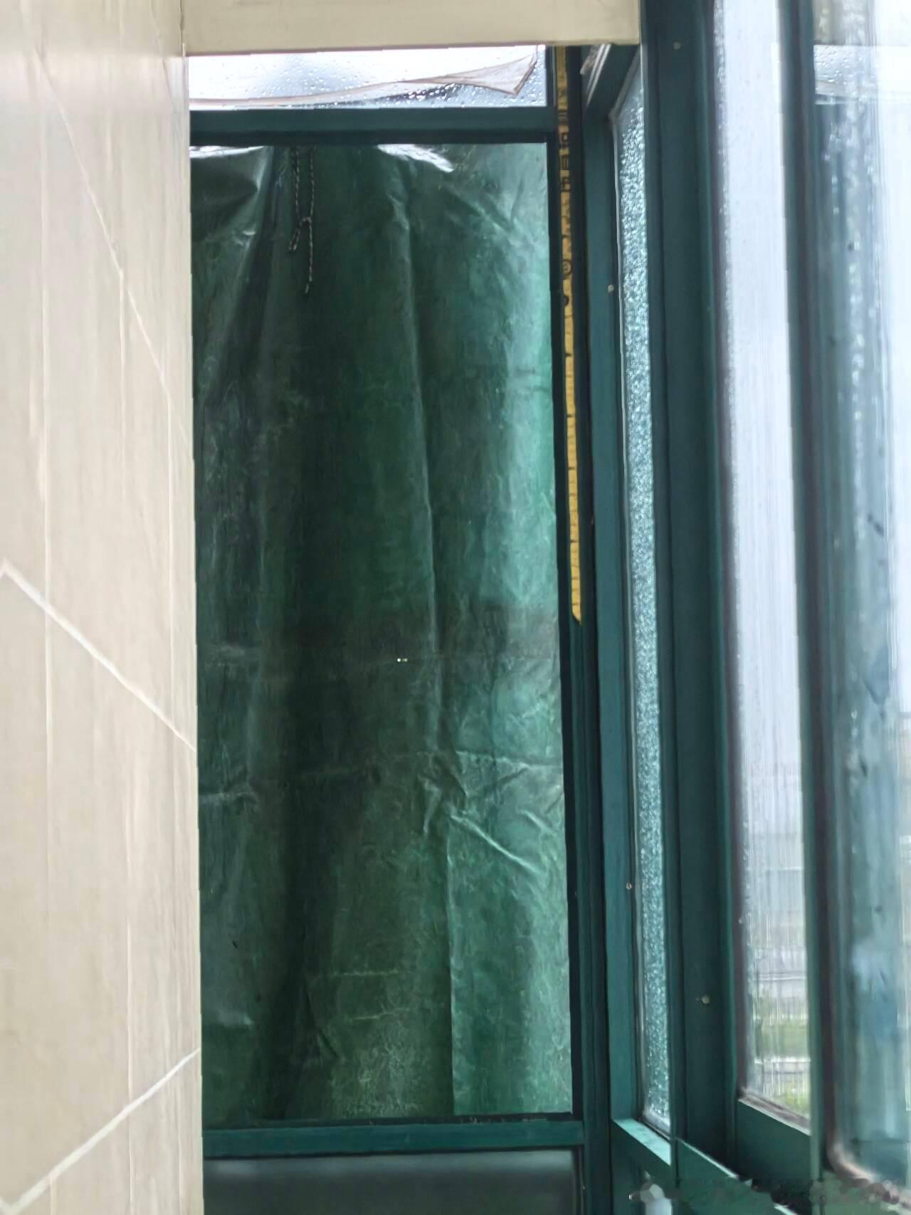 “白海豚”真够劲的，干掉了我家两块玻璃临时从楼顶露台上挂了块雨布下去挡了挡，隔个