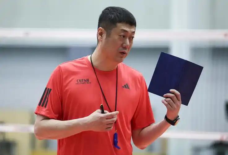 2026年联赛安卡拉站，中国女排3:0大胜法国女排，按照正常逻辑，主教练赵勇应该