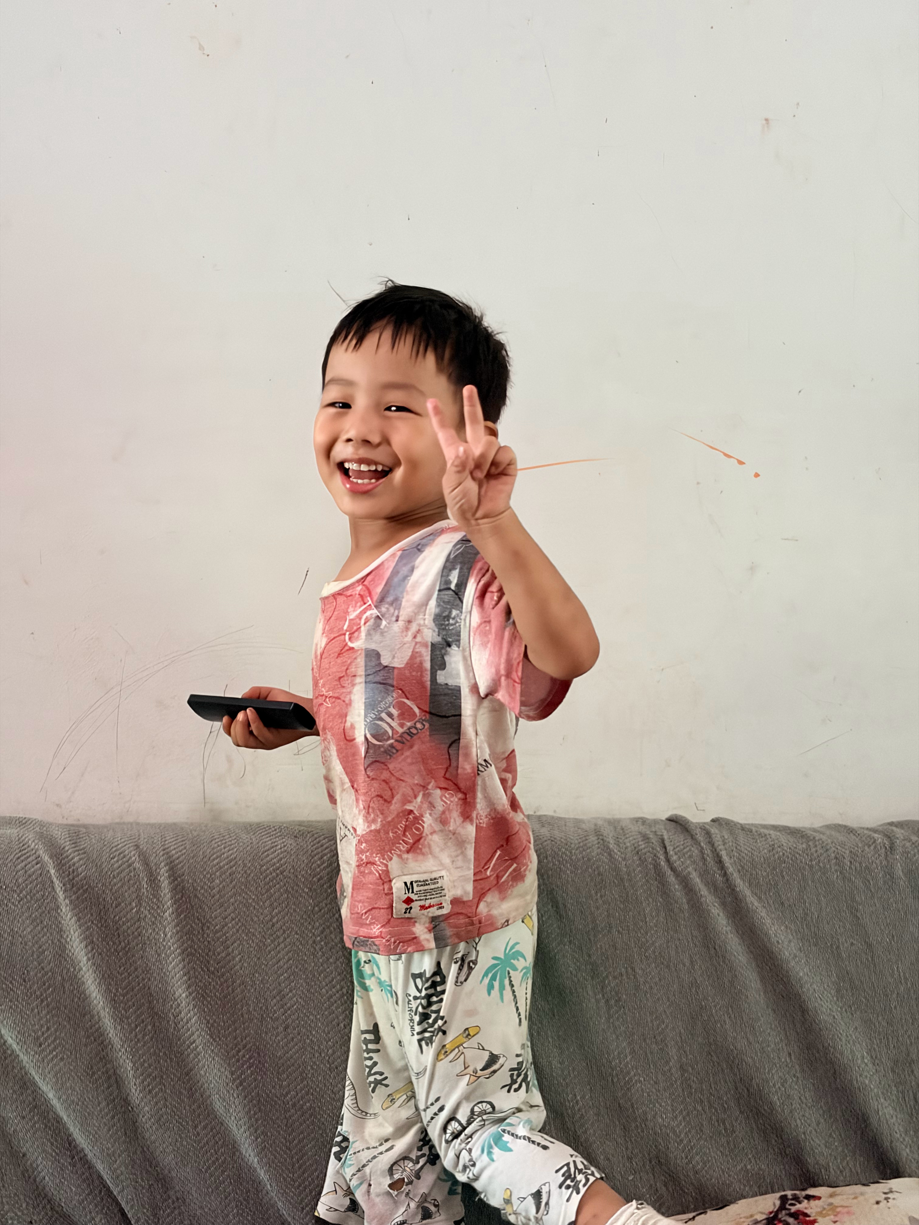雾都奶爸 回老家前说好了一天只看三集动画片，但小孩哪管得住自己，总是超标。然后就