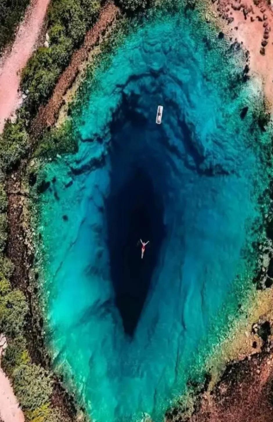 很好奇里面有什么?
据说水温低于5度，一般人不敢下水。
感觉通往地心，另一个世界