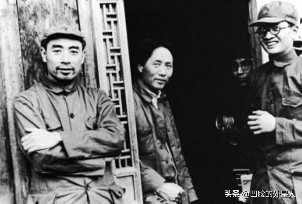 毛主席是如何评价周总理的？他说：“我的接班人第三个是周恩来，这个同志在国际活动方