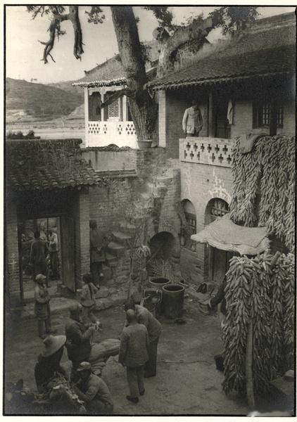 北京附近一座房子，里面有正在晾晒的玉米 1938年 ​​​