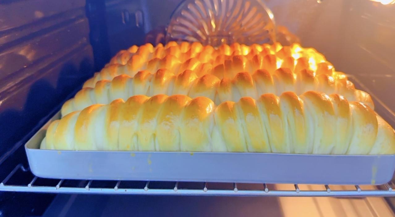 我的果酱面包刚出炉！

忍不住第一时间来跟你们分享这份香气～

满屋都是草莓酱的