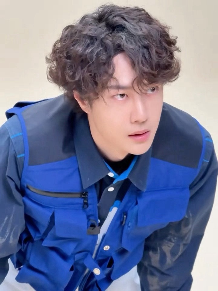 王一博人鱼有序推进上映王一博愚人节live 王一博愚人节live，可爱卷毛，怎么