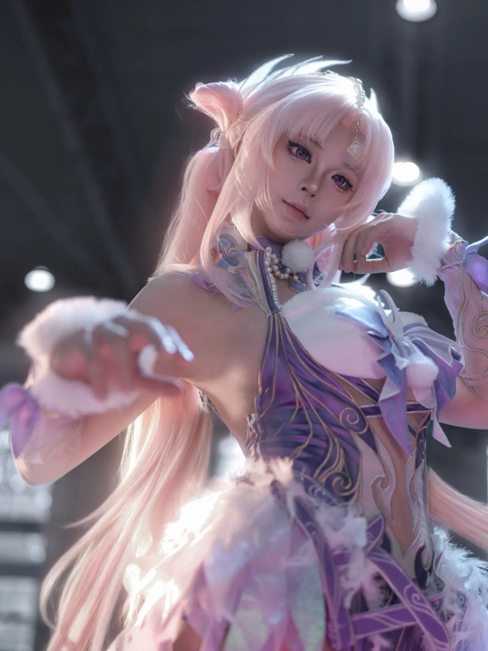 摸头杀。出镜