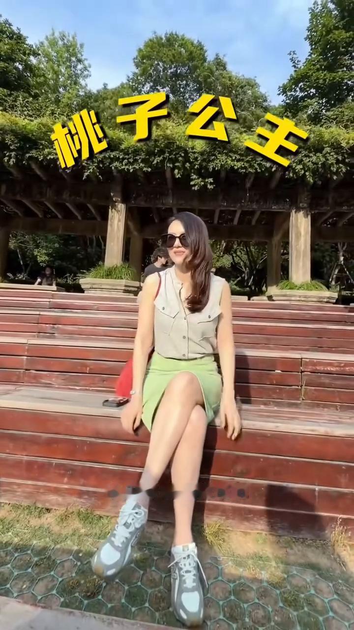 拍照吗美女？可以，我还要拿一个小鸽子。今天特别杨桃是吧？特别杨桃，确实挺像杨桃的