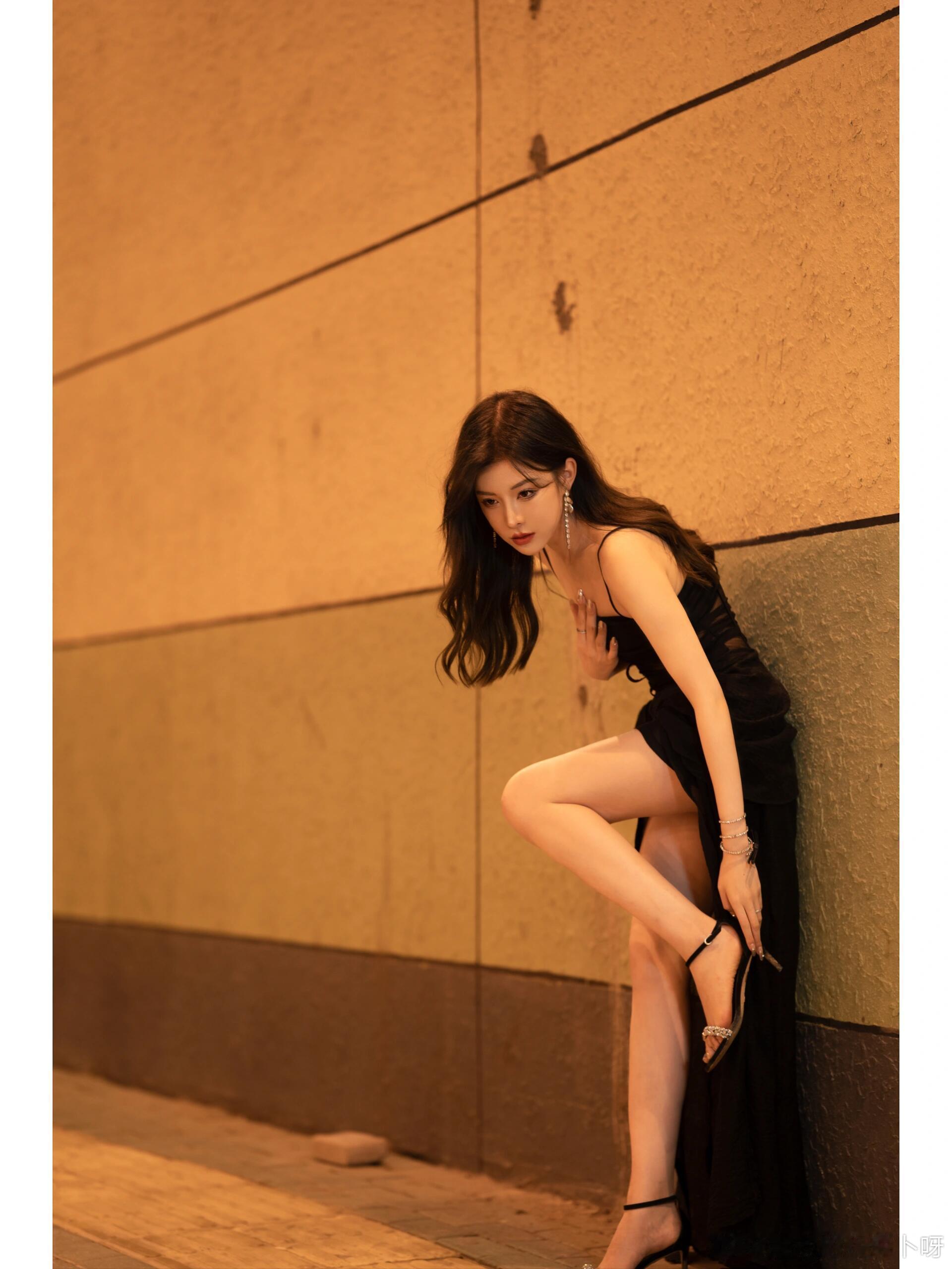 夜幕下的少女 ​​​