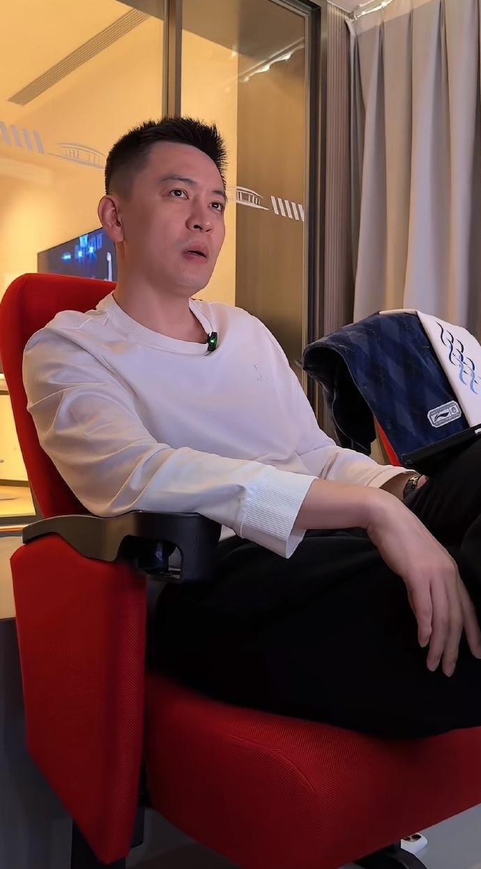 杨鸣无论在哪里都还是心系辽宁男篮啊！就算在上海队主场观看上海队比赛，但也时刻用平