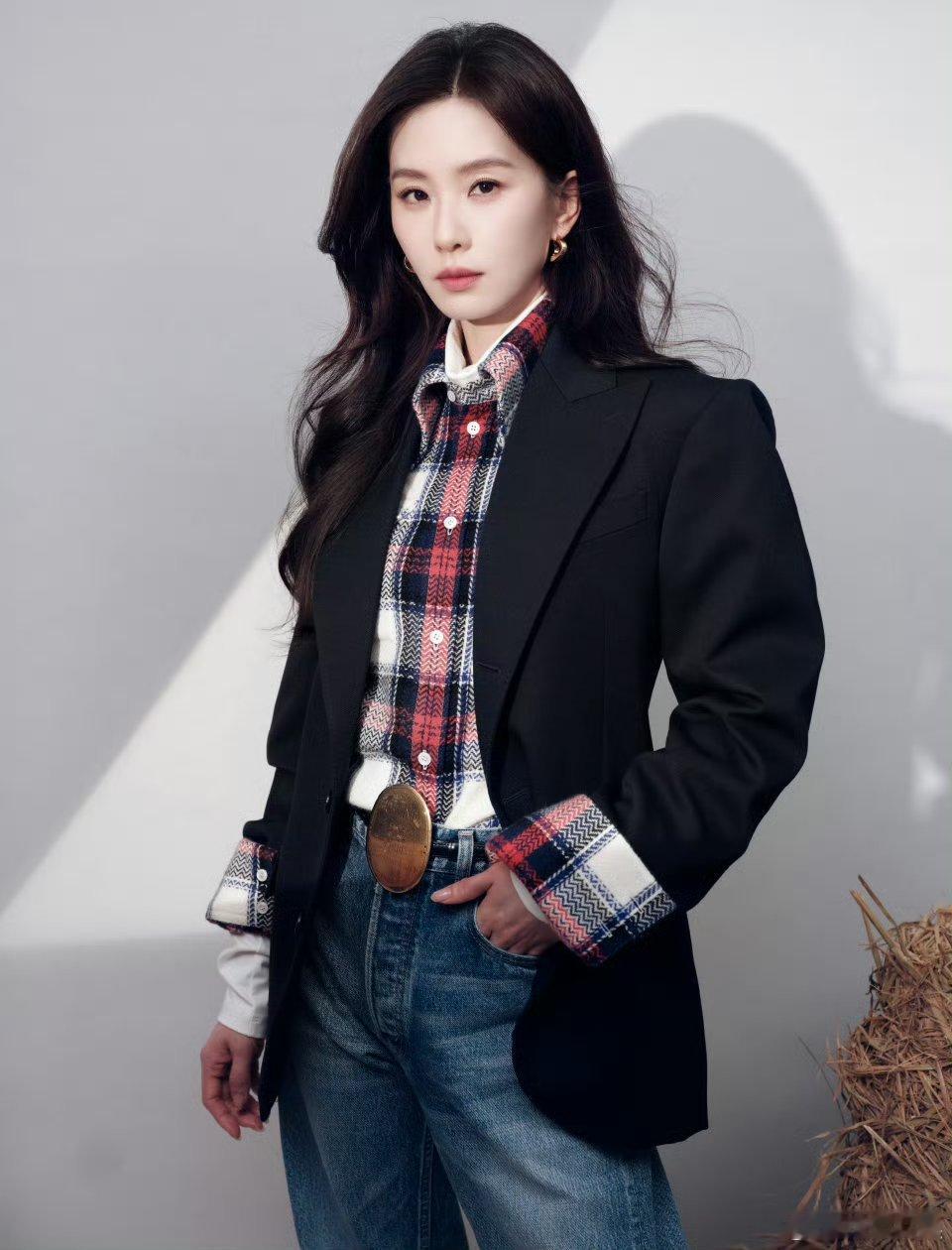 刘诗诗简约与优雅共生，冬日光影铺陈新章， 