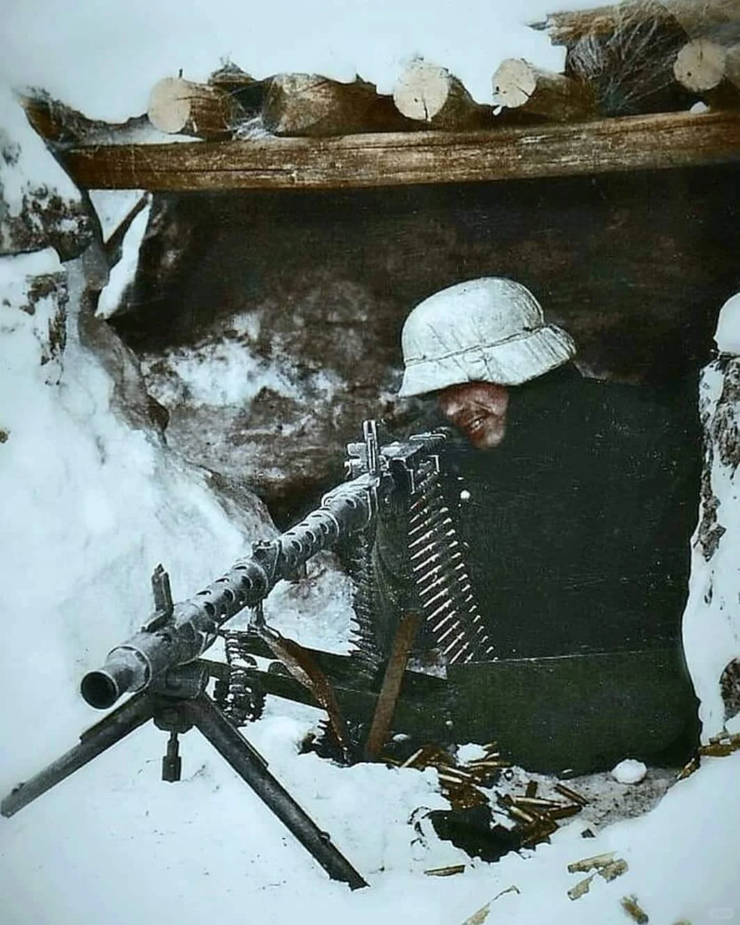 1942年冬，一名德国国防军士兵在东线正用MG-34射击。      ...