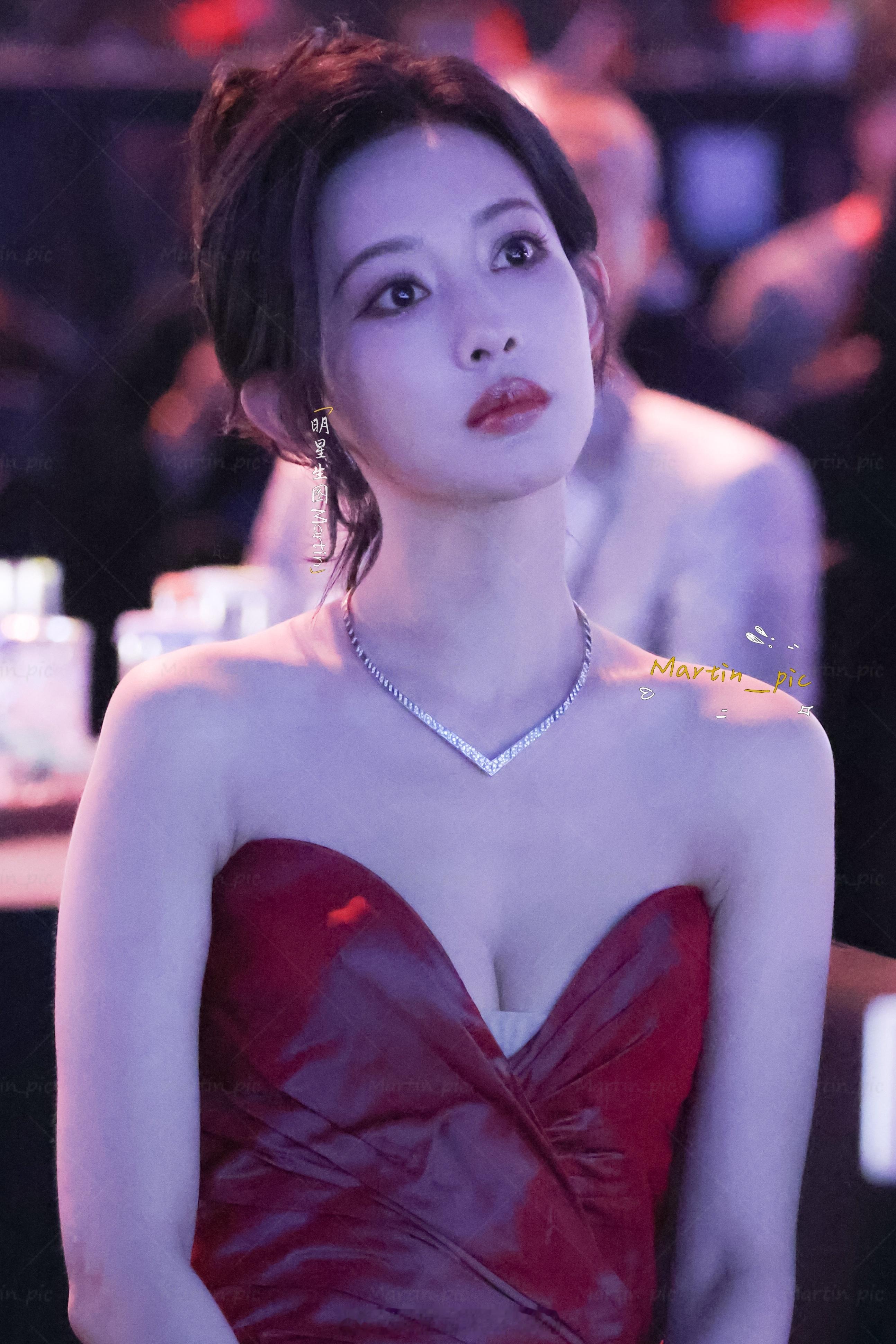 孟子义  孟子义爱奇艺尖叫之夜内场坐席生图掉落一组孟子义坐席生图，老婆大人实在美