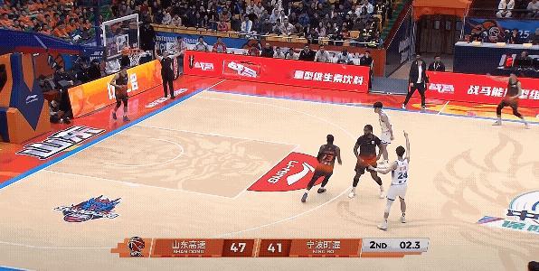 山东男篮半场47:41领先宁波男篮，看来山东男篮是被宁波男篮开局8:0打醒了，恢
