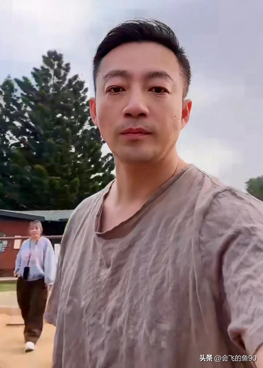 天啦，汪小菲这件体恤，领口大到没型，衣服又皱又土、真的感觉就是地摊货，没想到还要