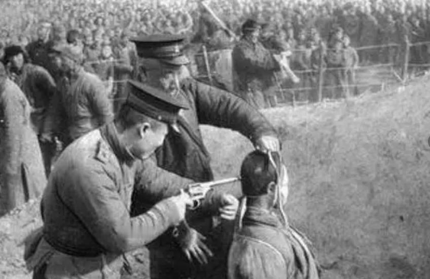 1938年，张自忠手下糟蹋了一个16岁的女孩，于是他命令所有士兵脱裤子检查，结果