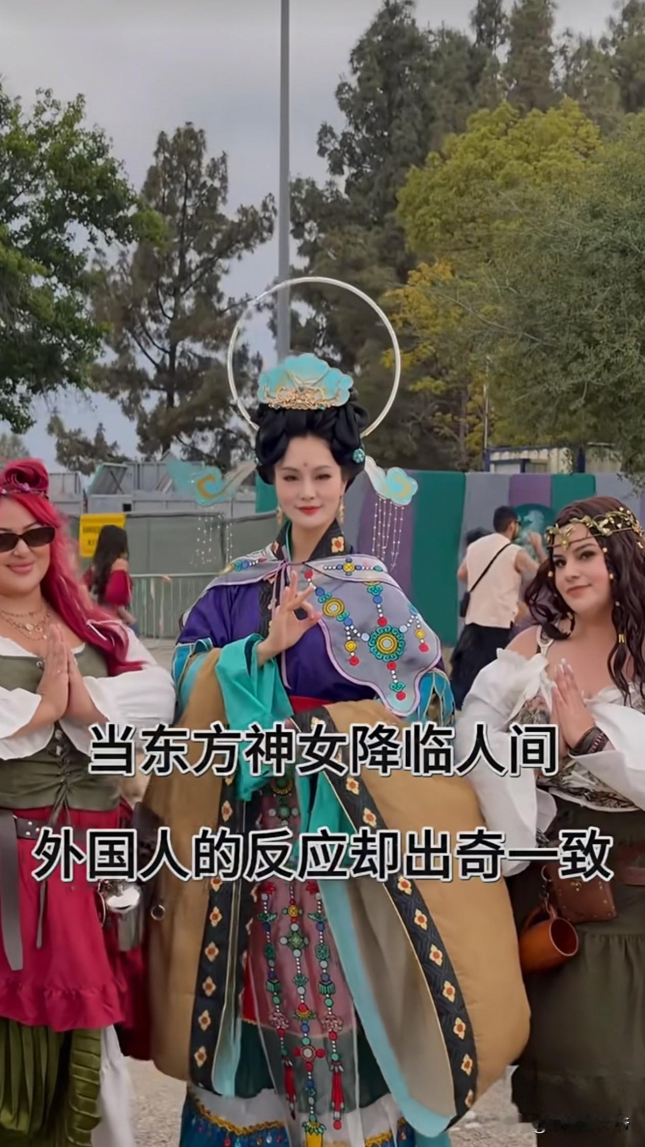 当周姐姐穿着这款中式服装出现在美国的集会，几乎所有美国人都慢下来，或双手合十，或