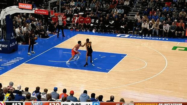 第四节比赛，卡森华莱士三分投进，随后米切尔抢断老鹰的开球助攻杰伦轻松暴扣！但随后