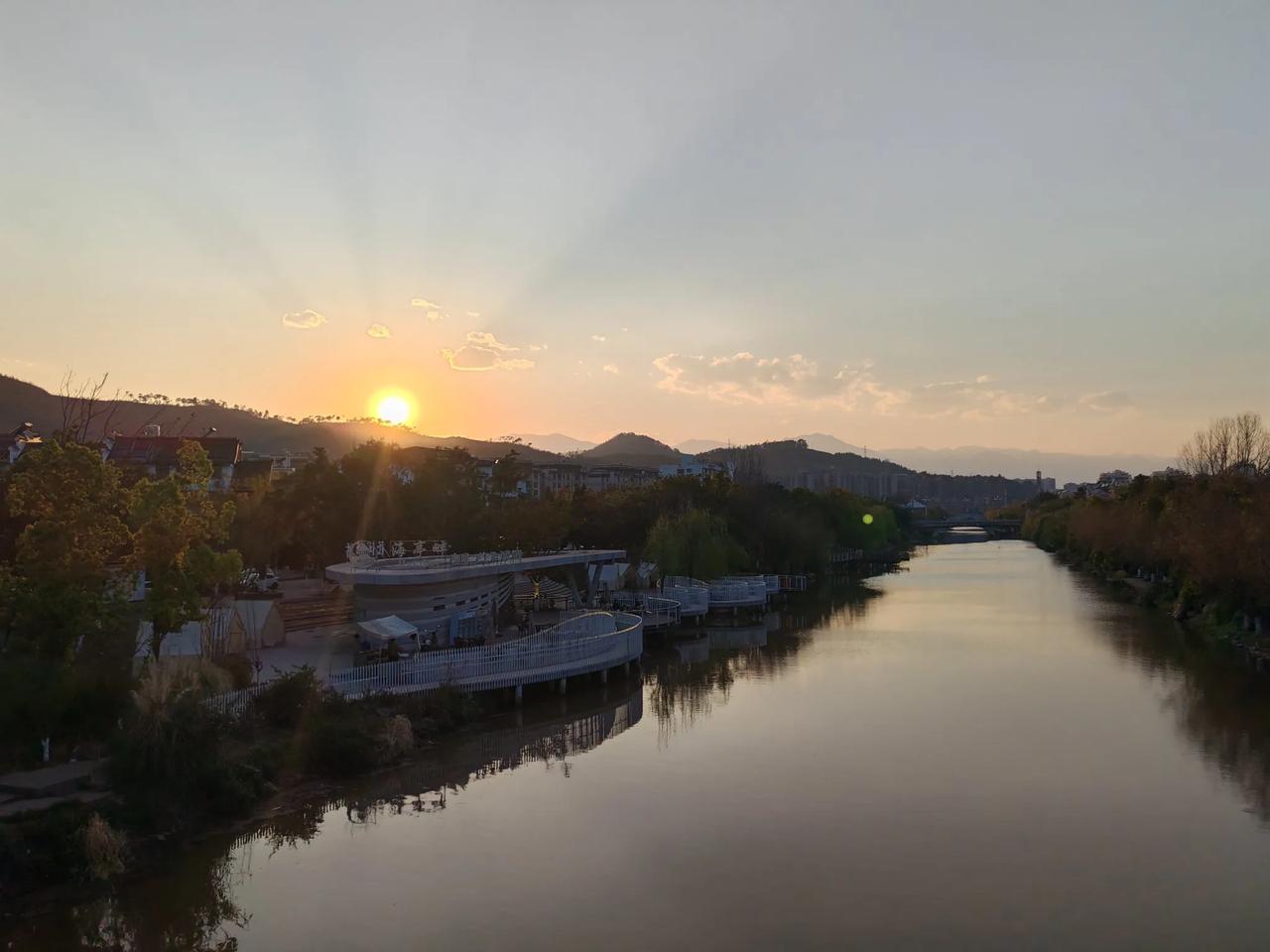 分享一张夕阳余晖照片海河夕照