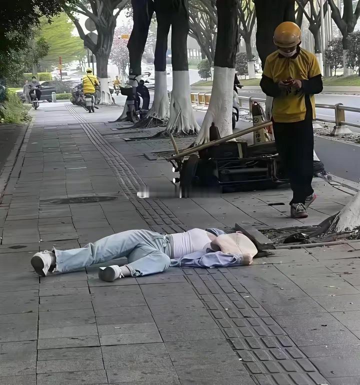骑车看路一定要小心，听说被送外卖的男的撞的失禁了！ 