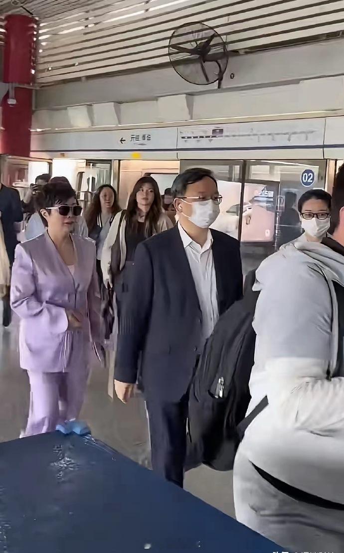 王传福夫妇坐地铁参加北京车展被偶遇2026北京车展期间，有网友在社交媒体上发文称