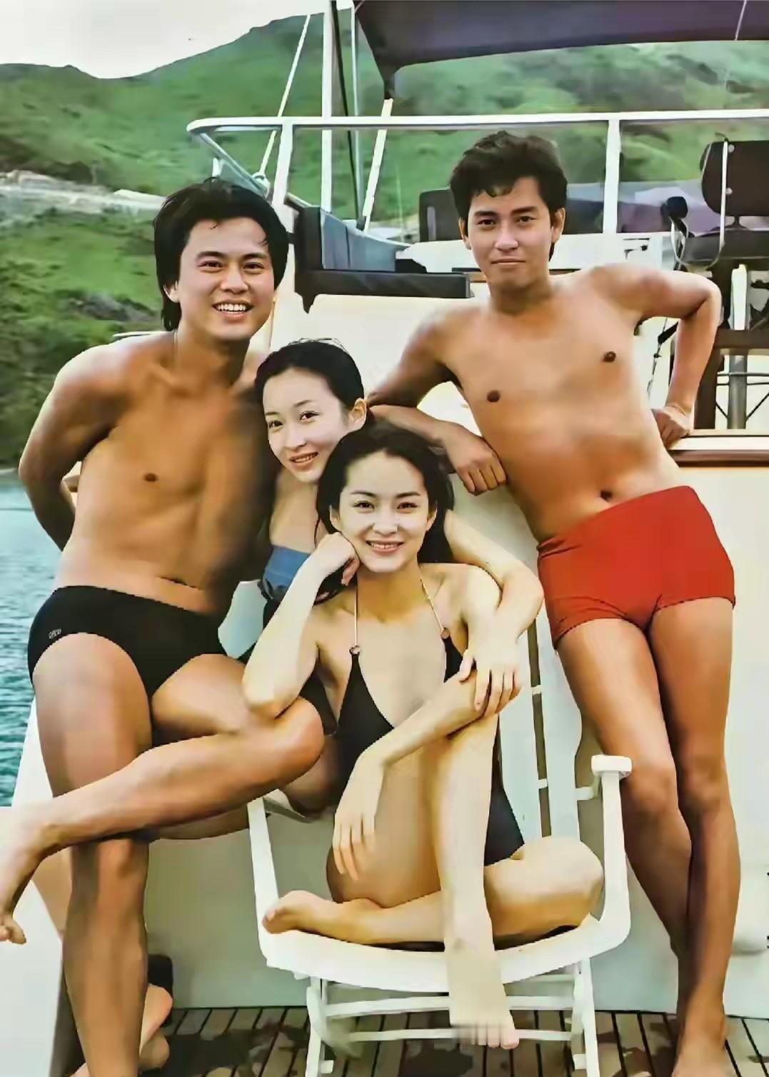 这张四人的照片，哪怕其他三人你认不出来，中间的这位女孩你都能认出来，她是你看了一