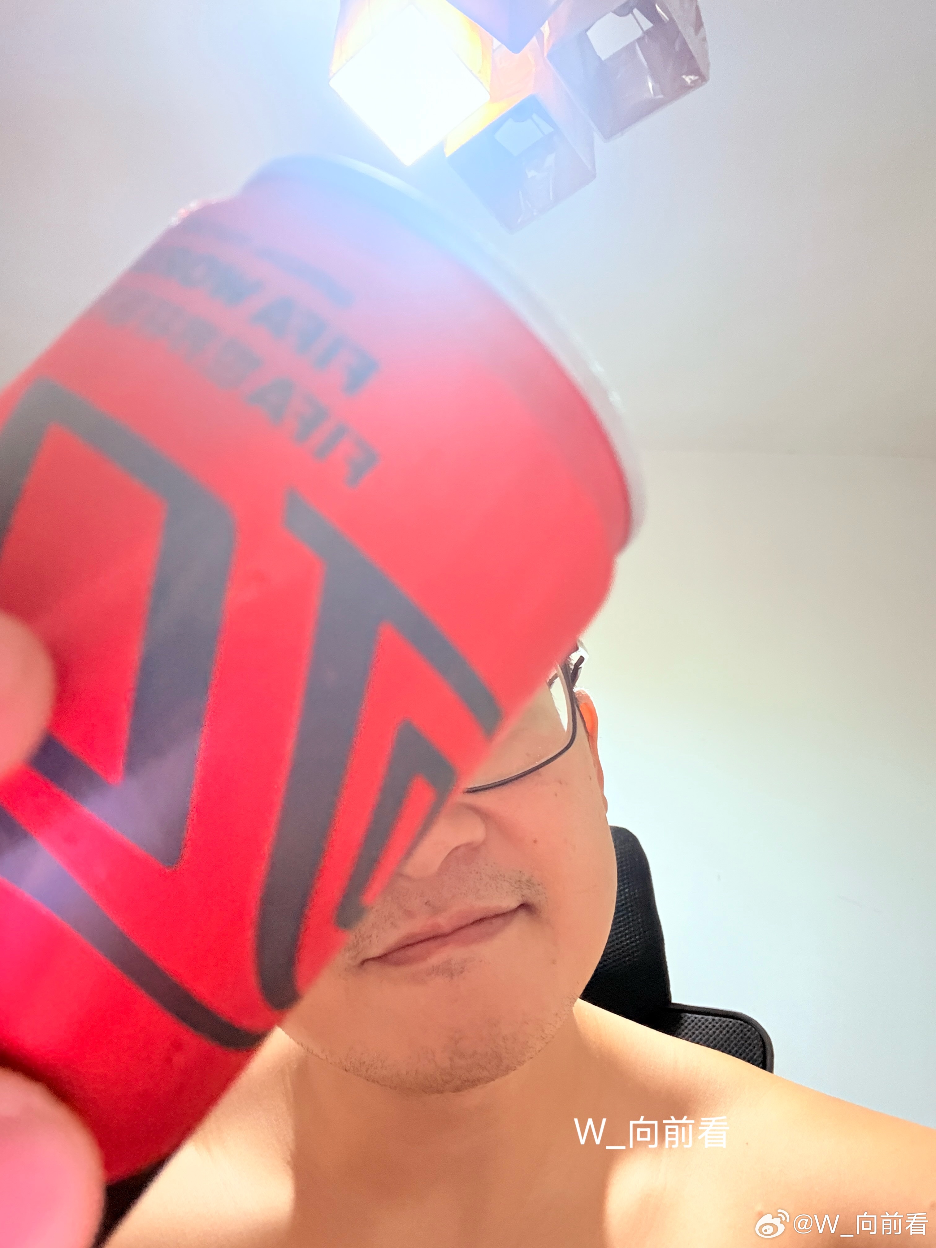 终于下班回来了！洗了个澡，喝点“快乐肥仔水”快乐一下！真的好爽！
