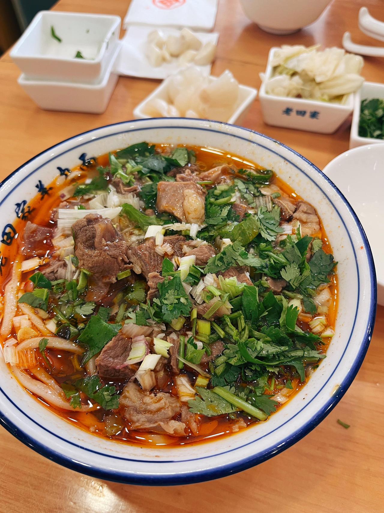 榆林老田家羊肉面
      ——黄土高原上的一碗滚烫烟火

对于很多榆林人来说