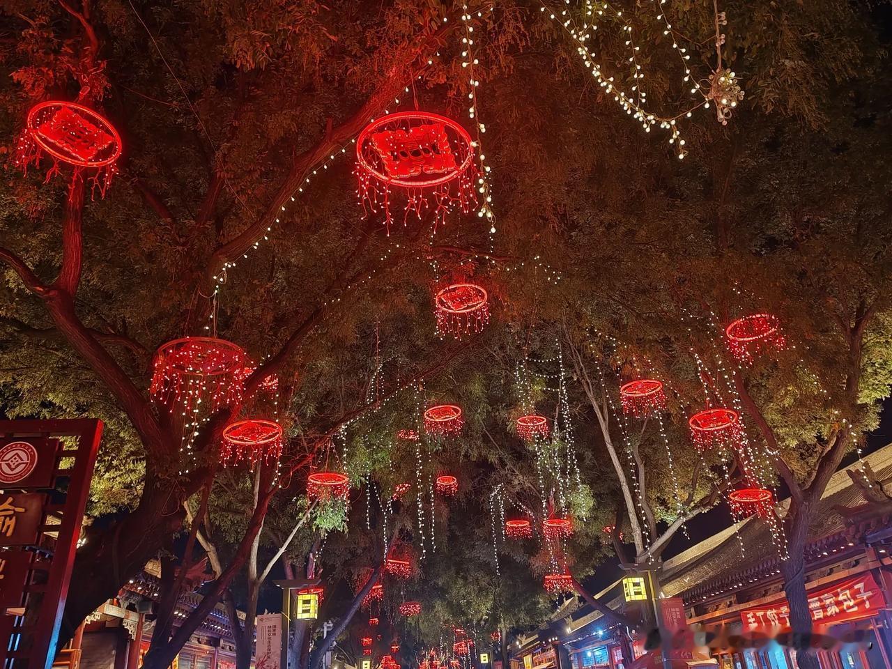 榆林老街真的很美，很有历史文化底蕴，值得一逛。这次出差有幸在榆林老街闲逛了一会，