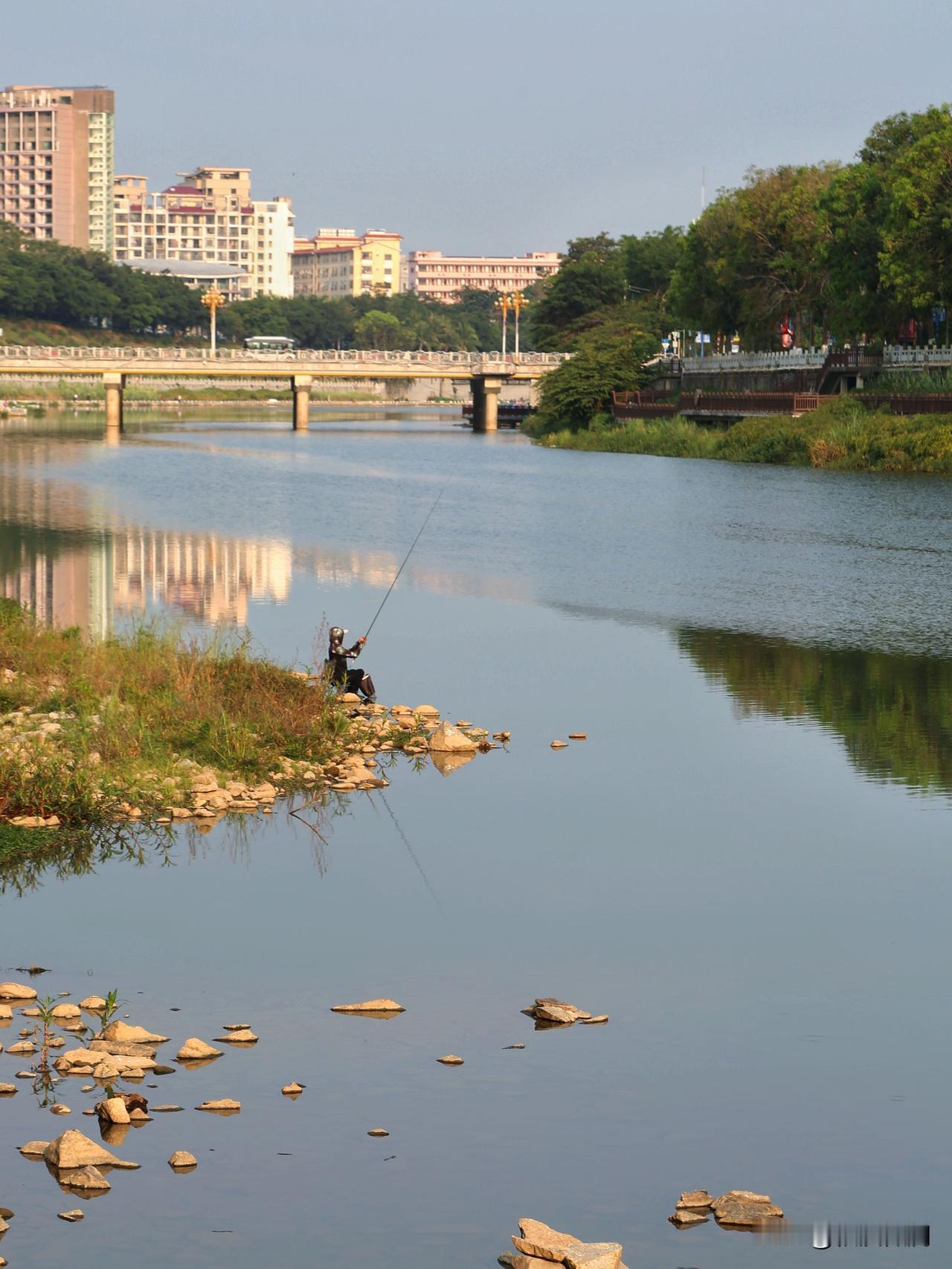 除了三沙市以外，五指山市是海南人口最少的城市，常住人口约11万，60%以上是黎族