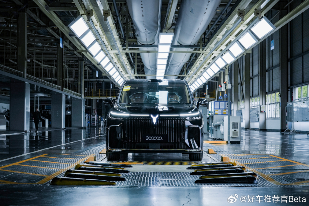 岚图梦想家，这是瞄着GL8猛揍啊。刚刚梦想家又出了一个冠军版，售价30.99万元