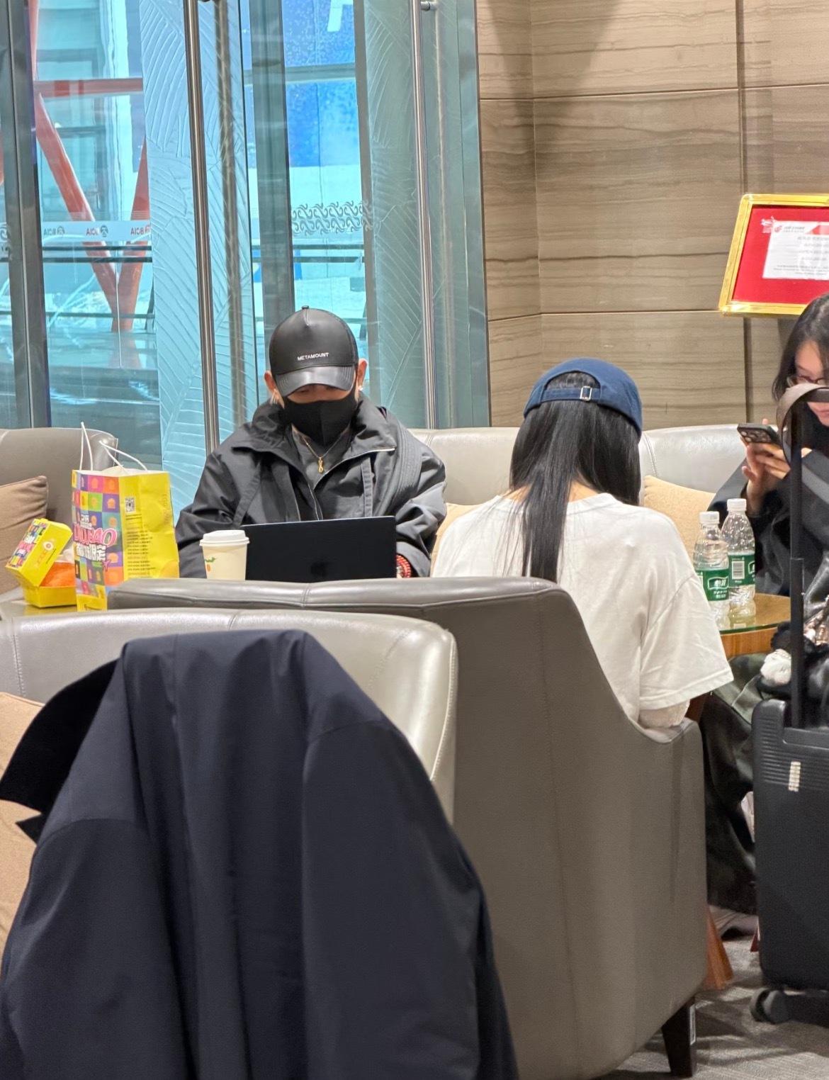 偶遇胡彦斌机场写代码 网友偶遇胡彦斌在机场写代码这个老胡唱歌编曲作词全能也罢了，