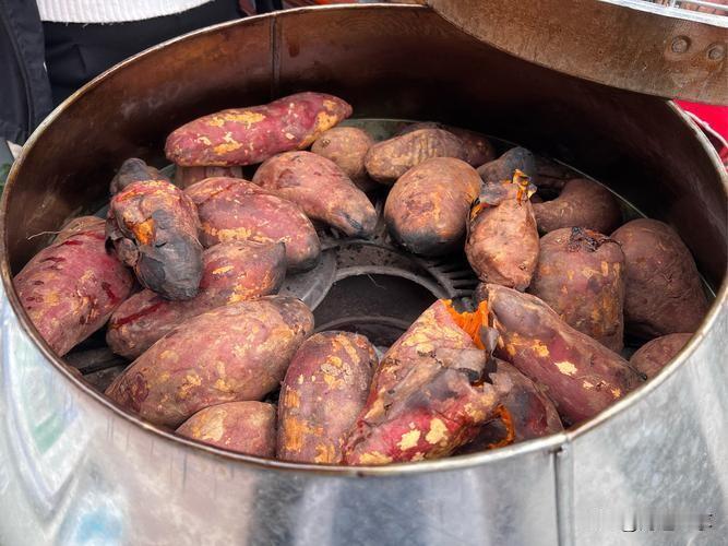 防不胜防！烤红薯香精背后的真相让人心寒！

街头巷尾，那阵熟悉的烤红薯香气扑面而