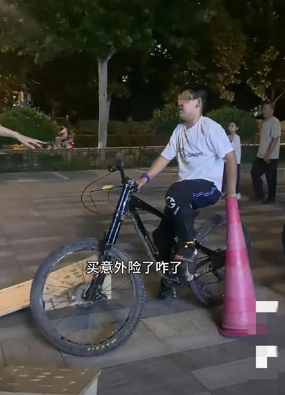 几个小孩在小区的地上放置木板玩山地车，有人报警了，jc叔叔耐心劝导其危险性，一孩