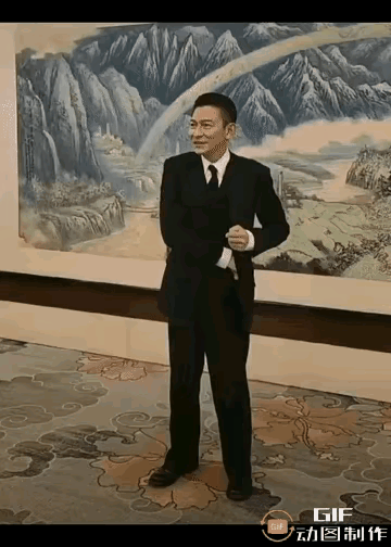 华仔从来不装，总是以真性情示人，你看他拍照的时候那认真拘谨的样子，就知道他有多重