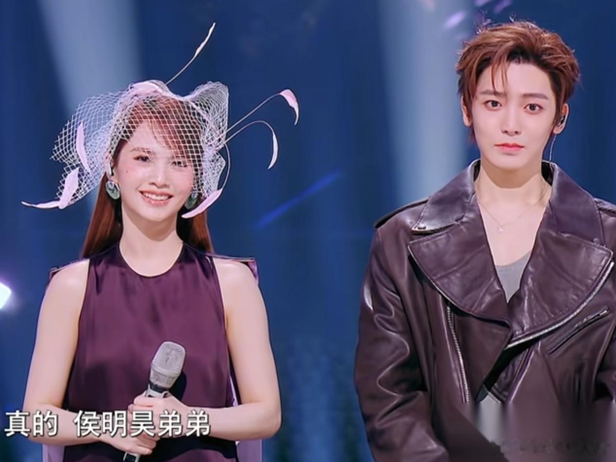 岳云鹏对侯明昊说：“小侯弟弟，今年应该是很小，但你唱歌很有爆发力。” 侯明昊：“
