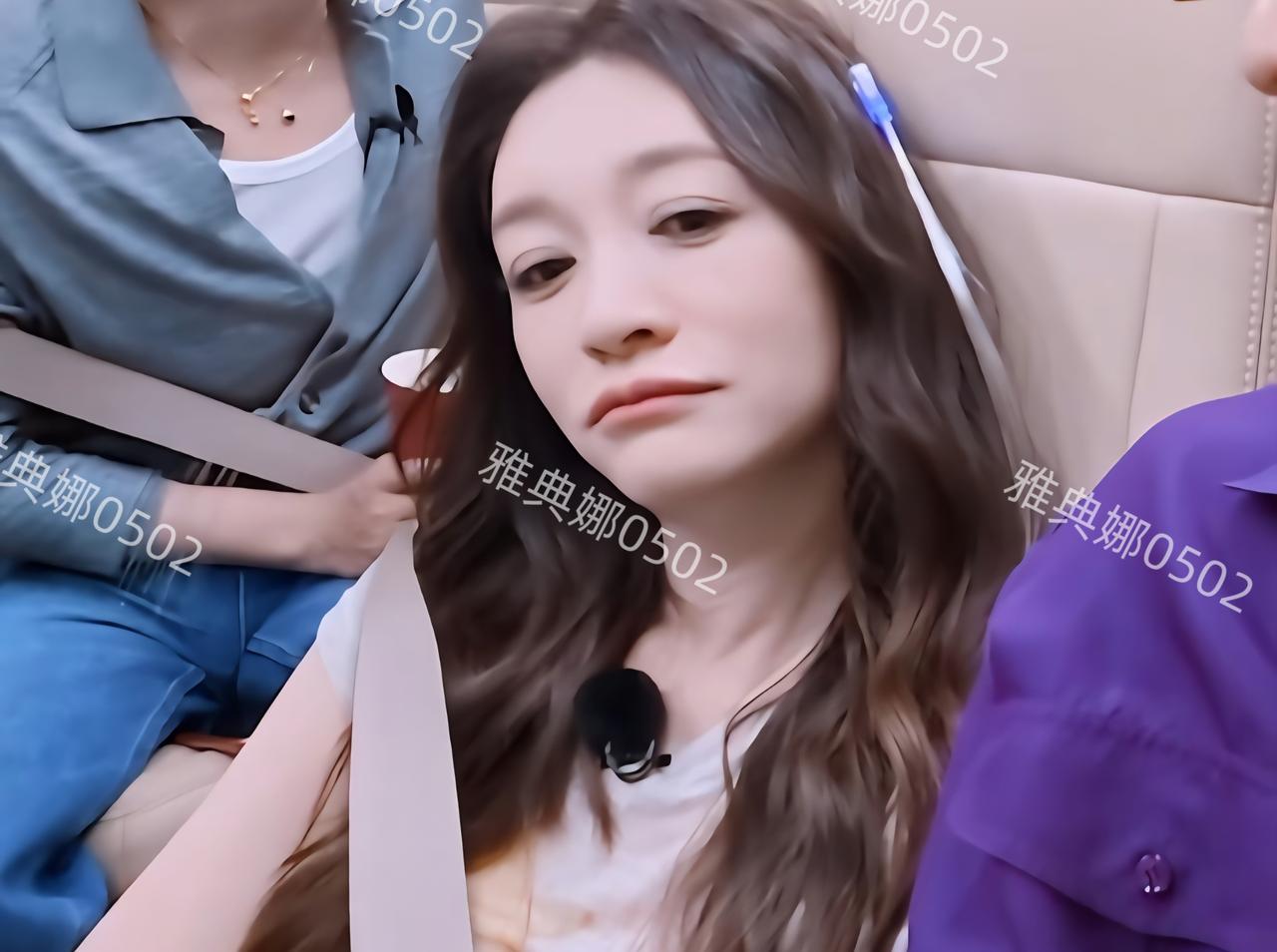 李小冉到底哪里美？ 她明明脸偏长嘴角向下一副苦相， 双眼皮割痕明显下巴尖的戳人，