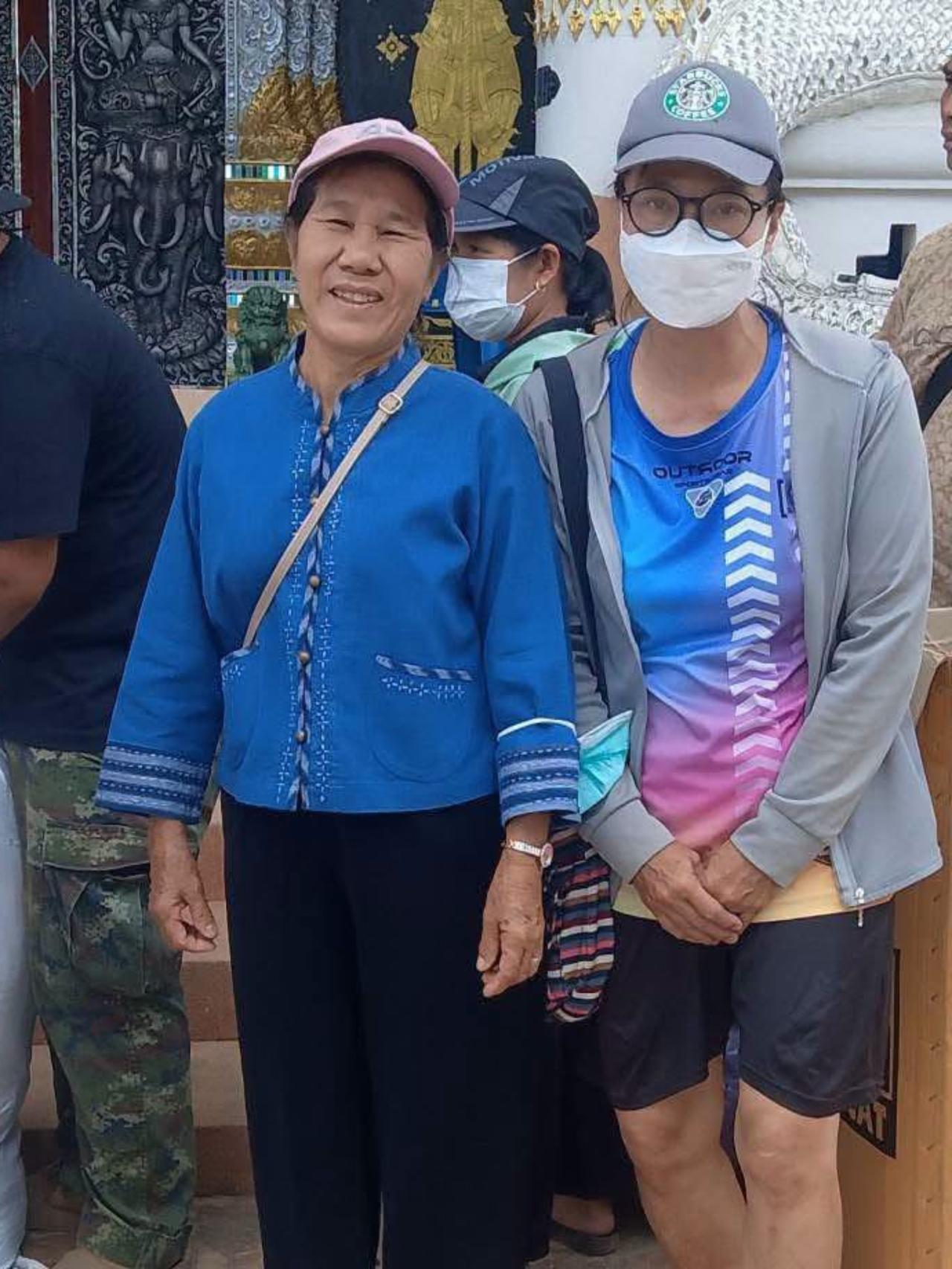诗妮娜母亲出席公务，穿着朴素接地气
2026年8月25日，诗妮娜贵妃的妈妈，坤英