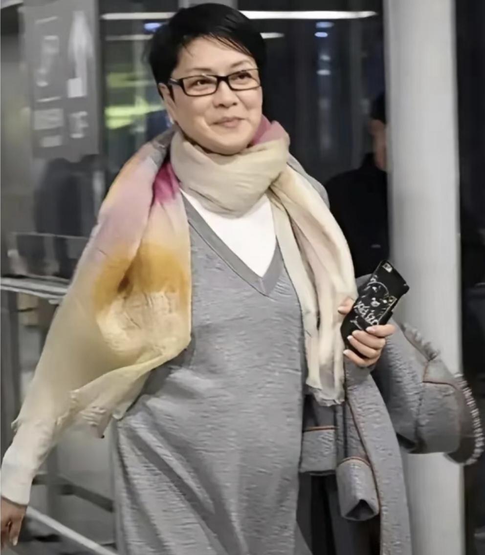 63岁的毛阿敏近照：近日，她现身深圳，参加演出。休闲长款外衣，依然是短发，宽边眼