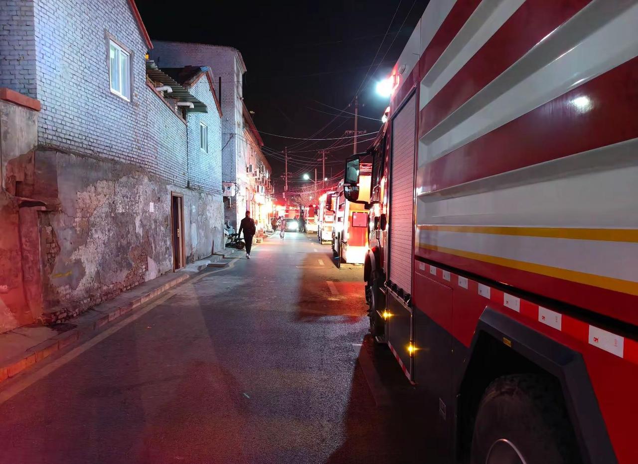 浓烟滚滚，漆黑一片，水枪开花，探步前行，碰到异物，是一老人，身体烧伤，几乎窒息，