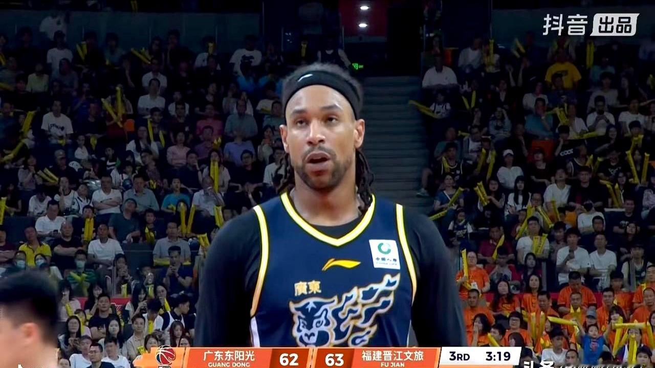 出门喝杯咖啡回来，宏远就把萨林杰的注册按了暂停键。
媒体说新大外明天抵达东莞，这