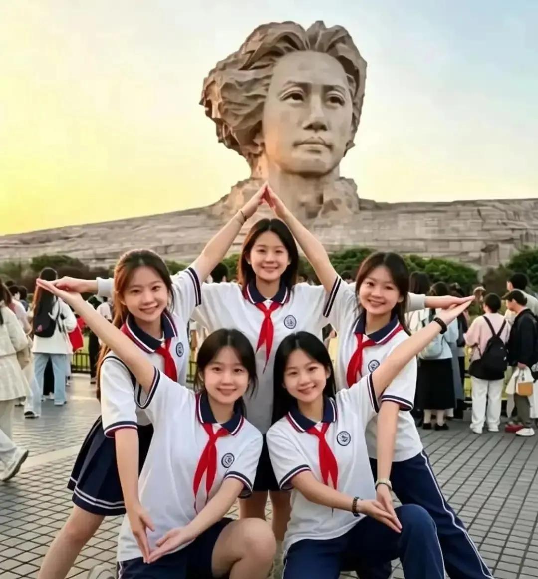 有一个不正常现象；有的人写建党、建军、建国的纪念文章，避而不提毛主席，或者轻描淡