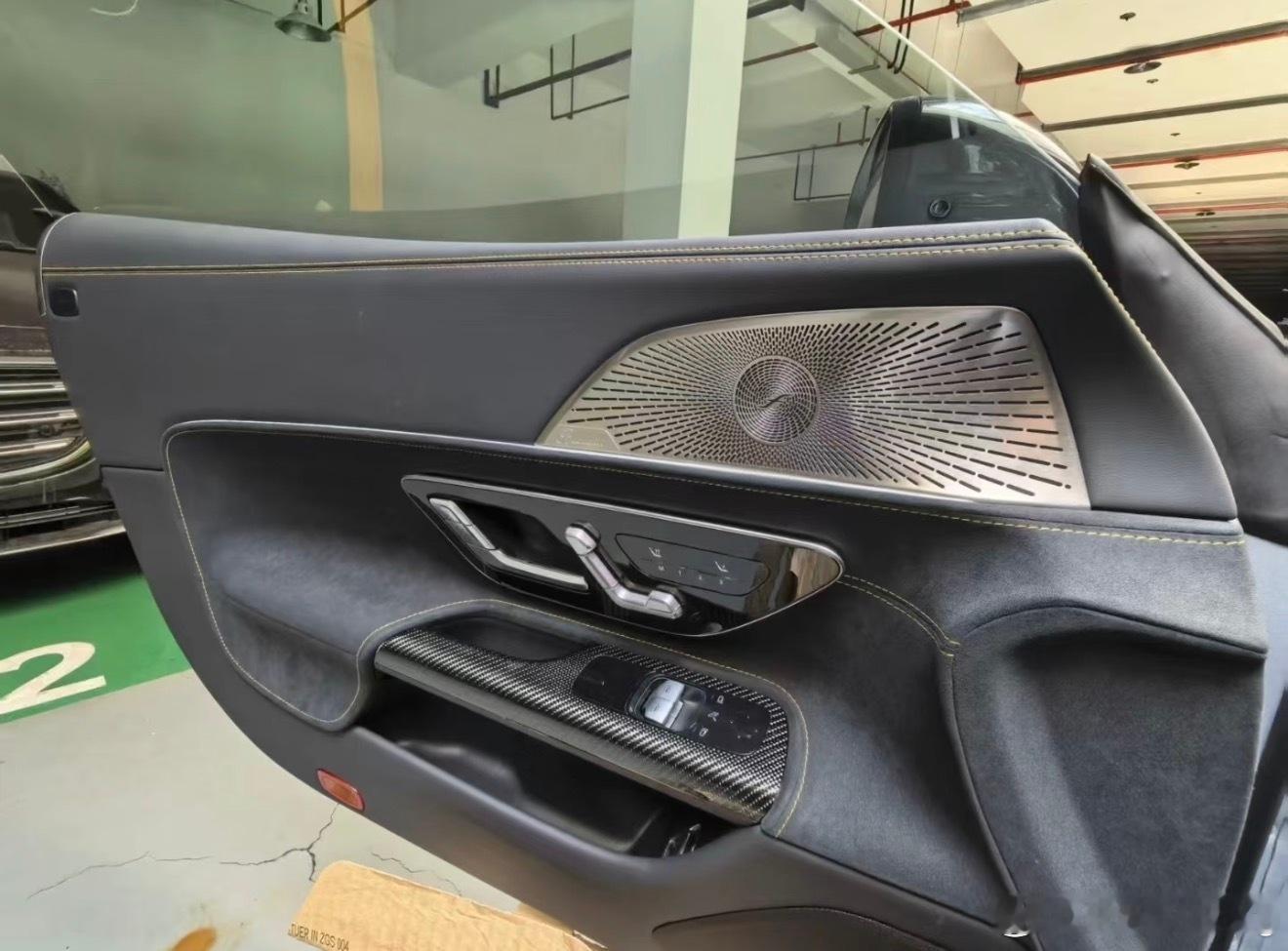 奔驰GT63  时空银/黑黄色缝线 AMG 指导价192.48万配置总价:208