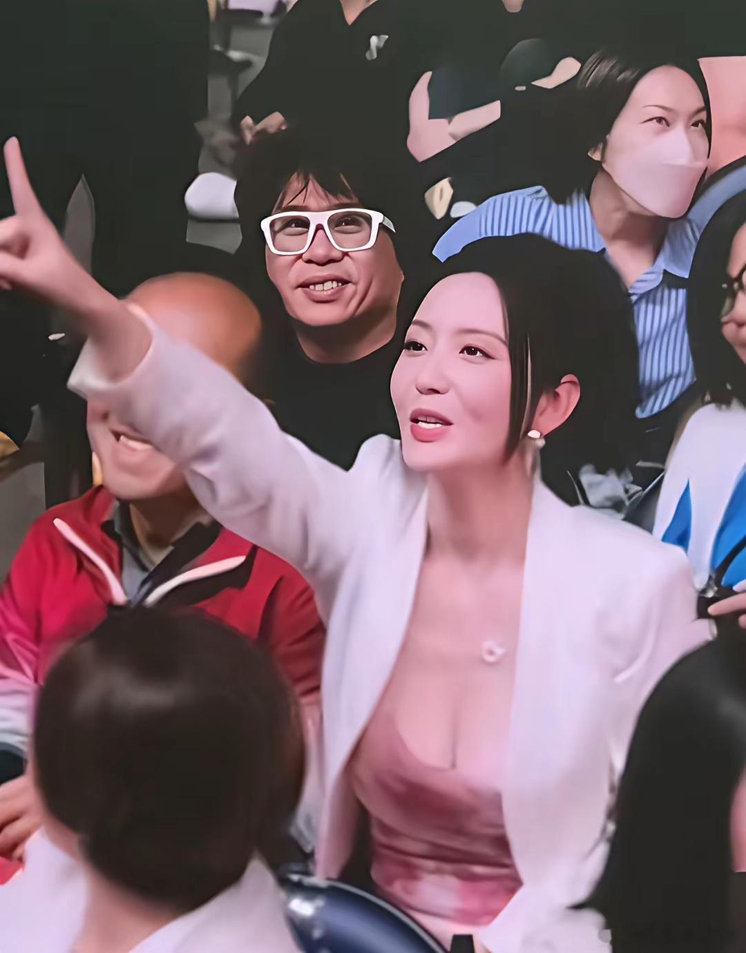 张萌出现刘宇宁演唱会，这衣服是真露啊，刘宇宁都说这衣服也太敢穿了。 