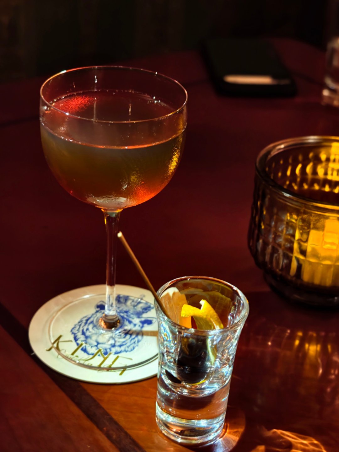 生活手记 不是本地朋友带路都找不到的一家美式复古小酒馆，门口是一家咖啡馆，走进隐