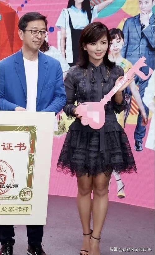感觉不到她的漂亮，觉得年轻时候的她皮肤都比较黝黑，大腿粗，身材健硕，算不上美女级
