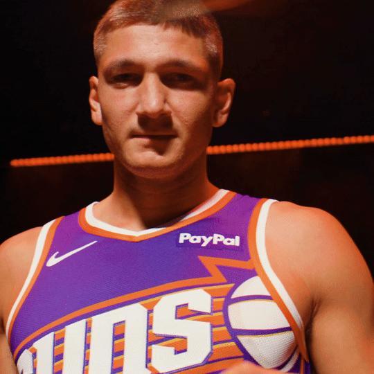 连续两个三分，阿伦帮助我们再次取得两位数领先，对手被迫暂停。 菲尼克斯太阳[超话