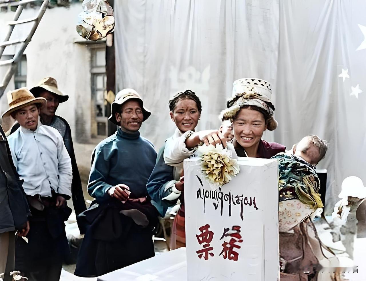 1962年7月，山南地区乃东县昌珠乡的翻身农民巴桑卓玛穿上新衣，前往选举乡人民代