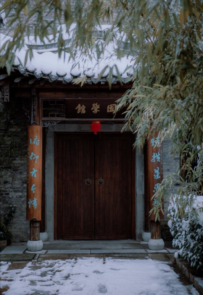 夜静月明多，开门满山雪。  ——王冕《梅花》 ​​​