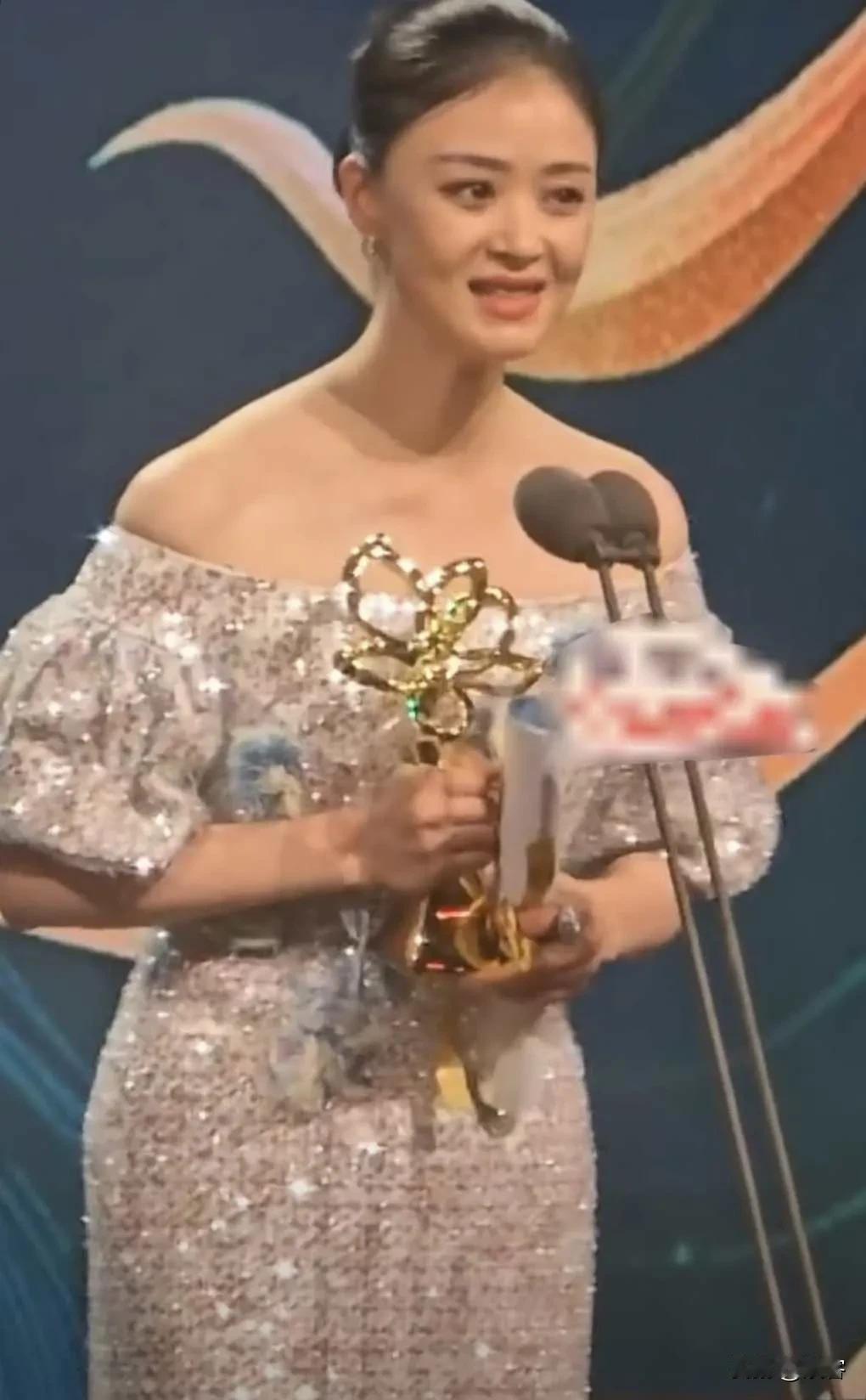 恭喜蒋欣获得白玉兰女配角奖！
今天对于蒋欣来说超级幸福，小巷人家重聚，她第三次起
